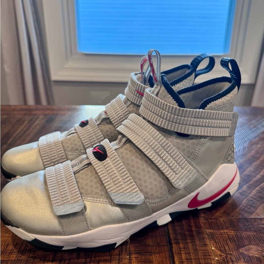 Nike Men’s sz10 Nike LeBron Soldier 11